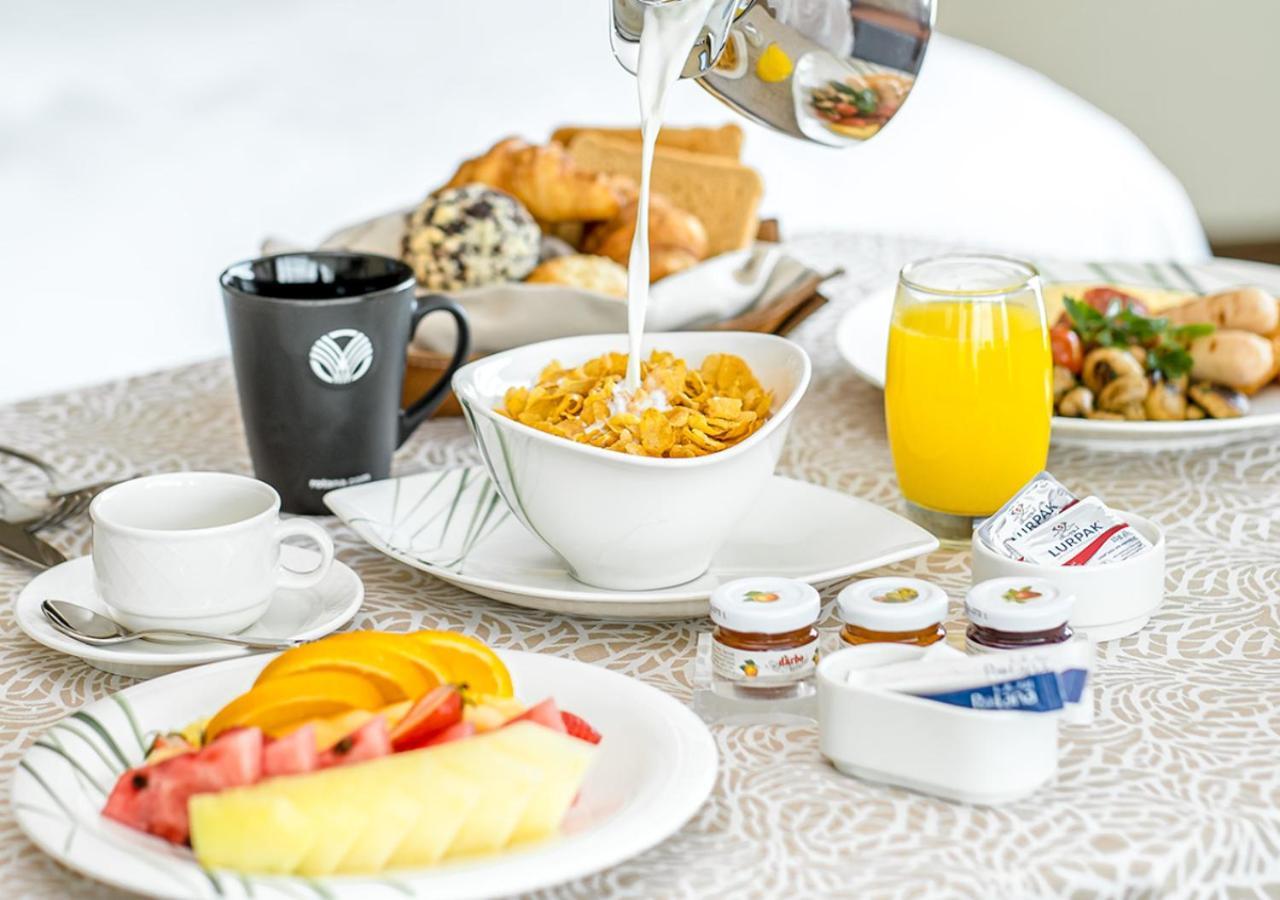 City Centre Rotana Doha Kültér fotó A continental breakfast