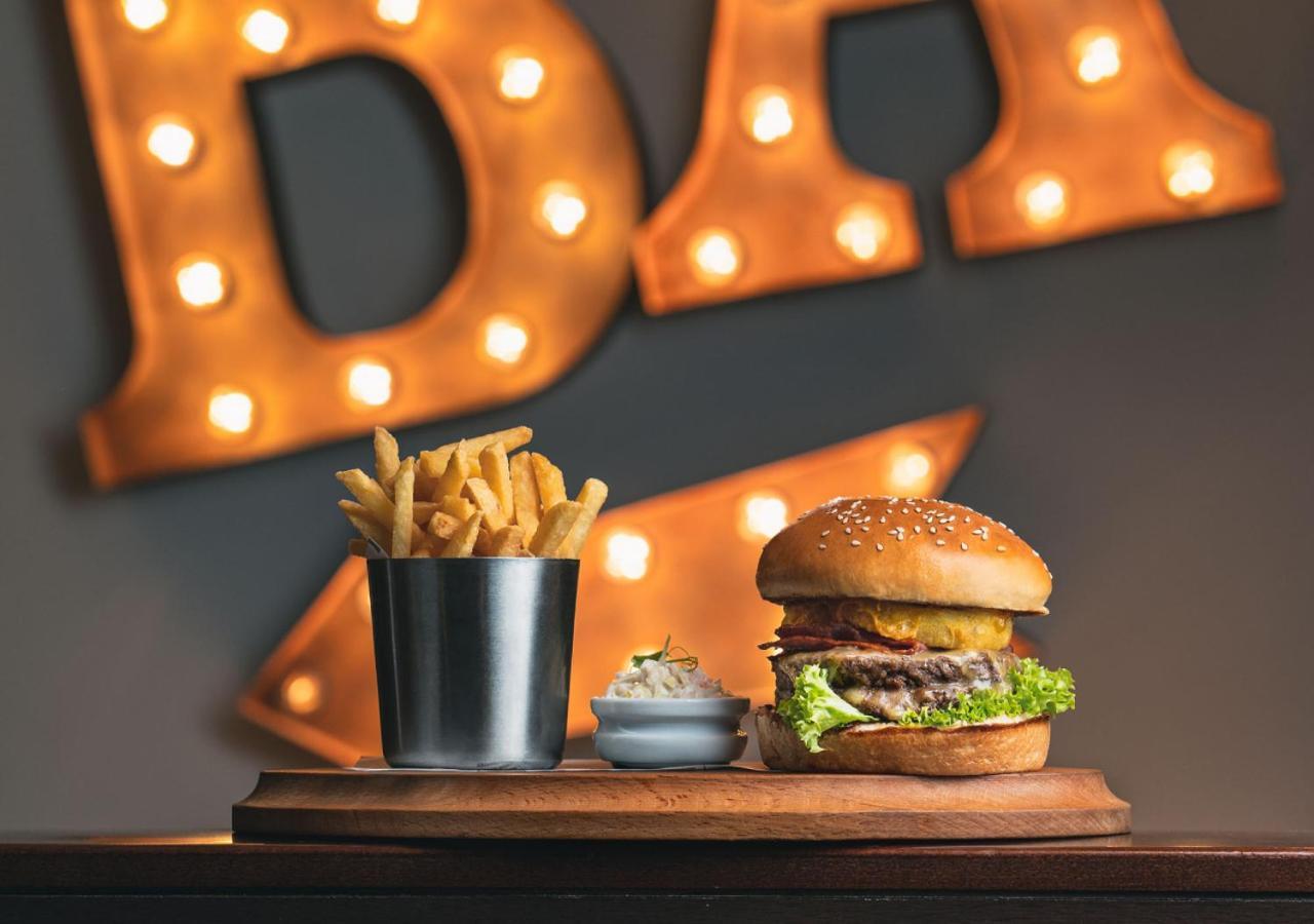 City Centre Rotana Doha Kültér fotó Burger and fries