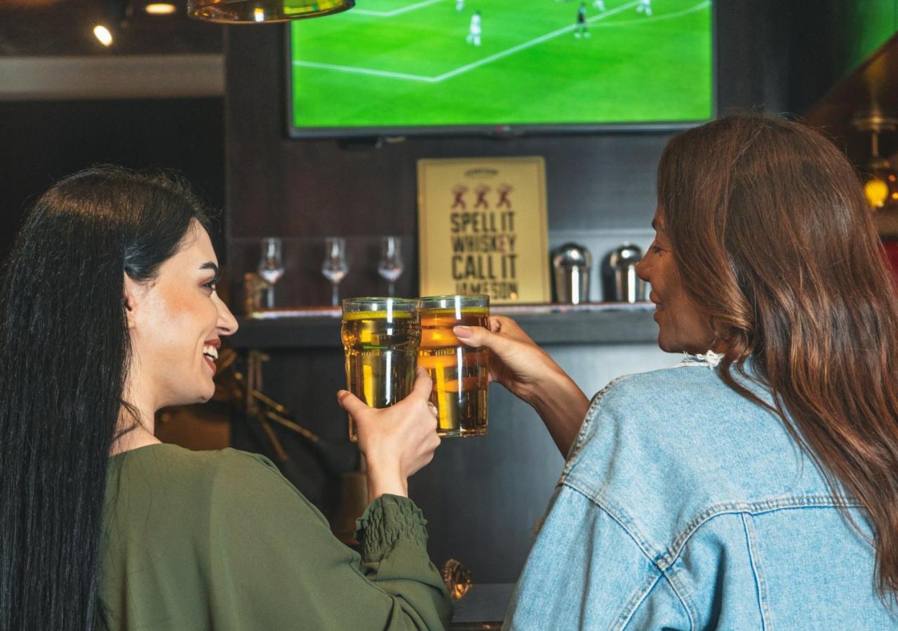 City Centre Rotana Doha Kültér fotó Two women drinking beer