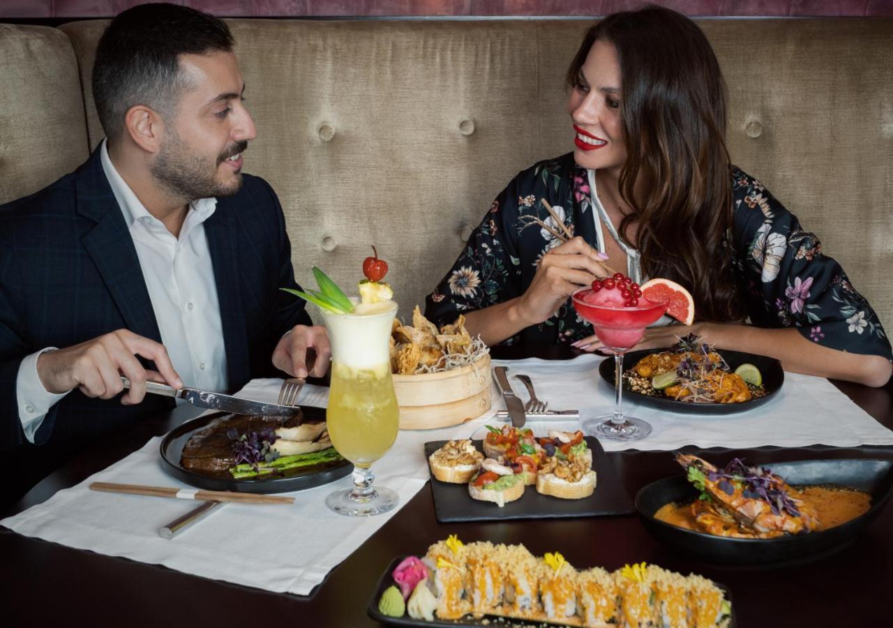 City Centre Rotana Doha Kültér fotó A couple dining at a restaurant