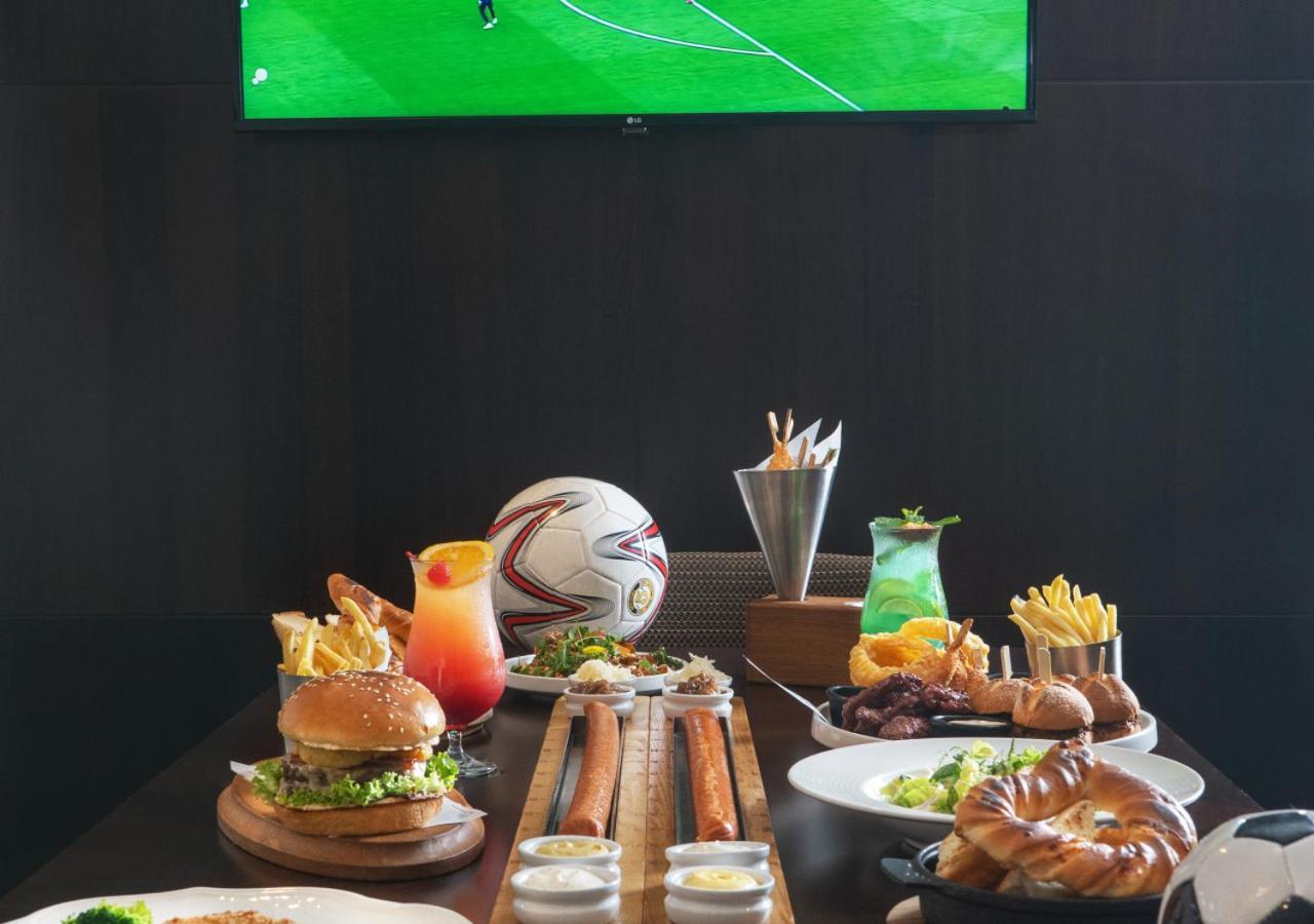 City Centre Rotana Doha Kültér fotó A typical sports bar menu