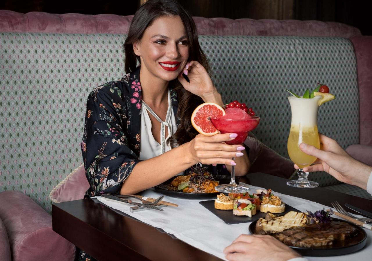City Centre Rotana Doha Kültér fotó A woman dining