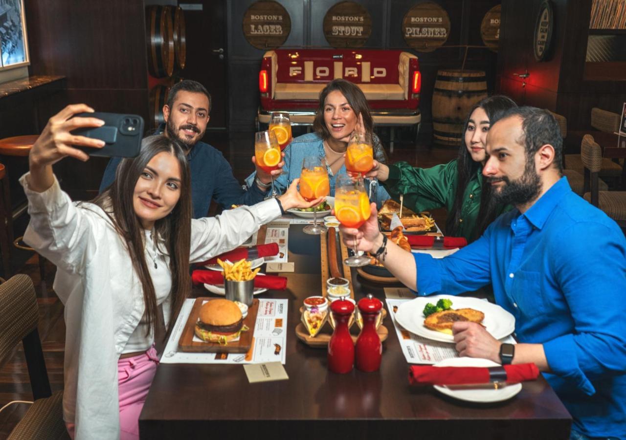 City Centre Rotana Doha Kültér fotó Customers at a restaurant