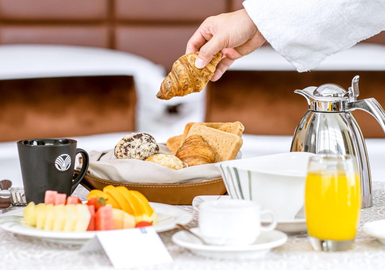 City Centre Rotana Doha Kültér fotó Room service