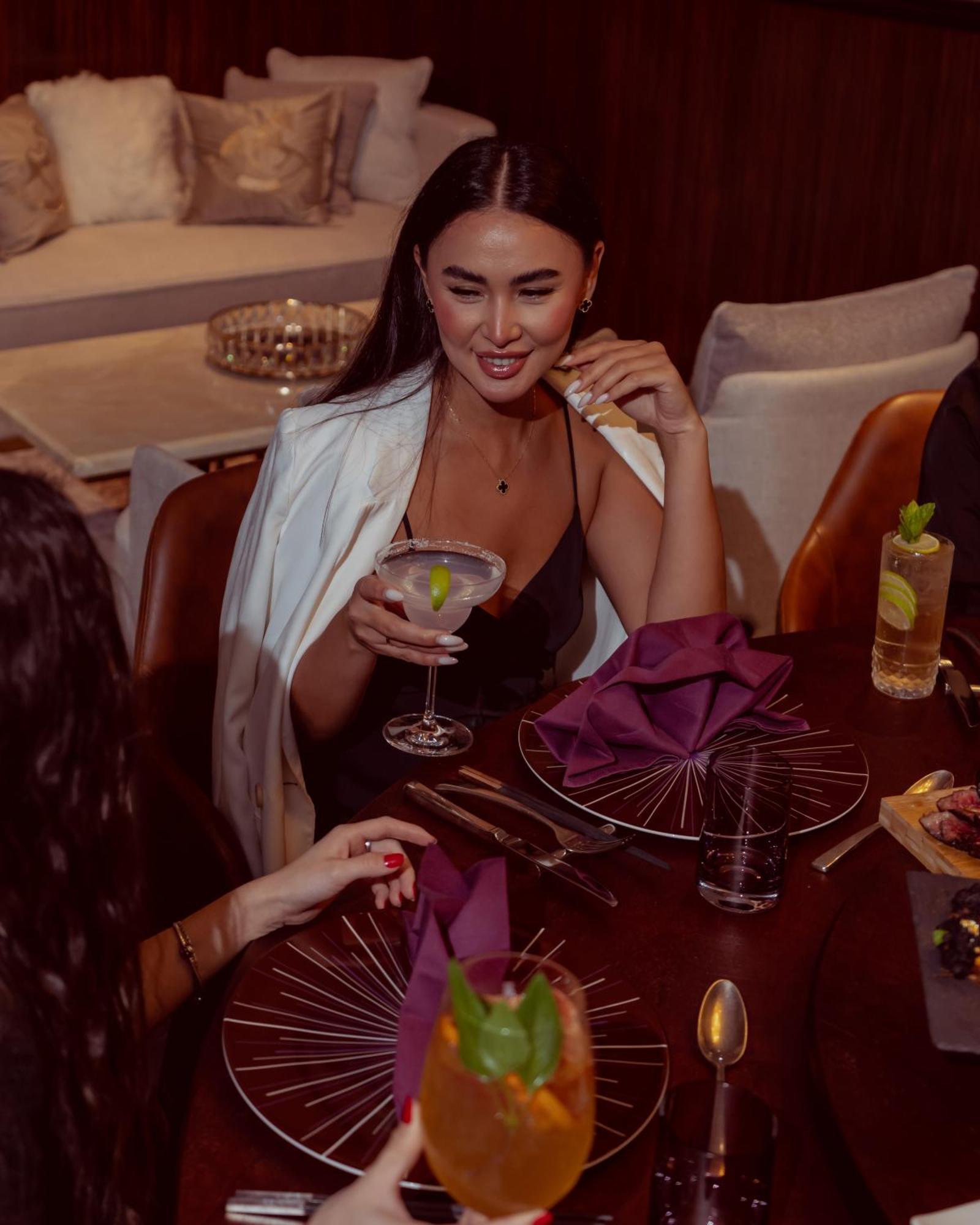 City Centre Rotana Doha Kültér fotó A woman drinking a cocktail